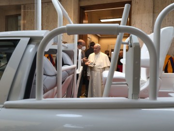 Papież Franciszek z wodorowym Papamobile